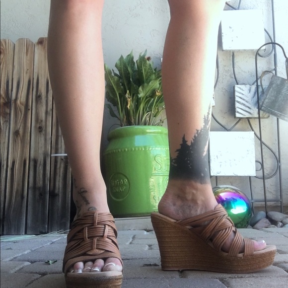 Strappy tan wedges - Picture 3 of 9